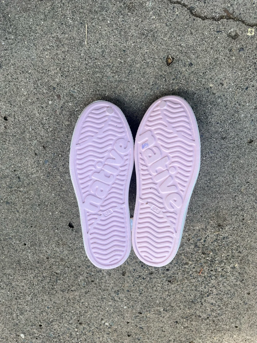 NWT Native Jefferson Slip-On Kids Shoes in Light Pink Size 4